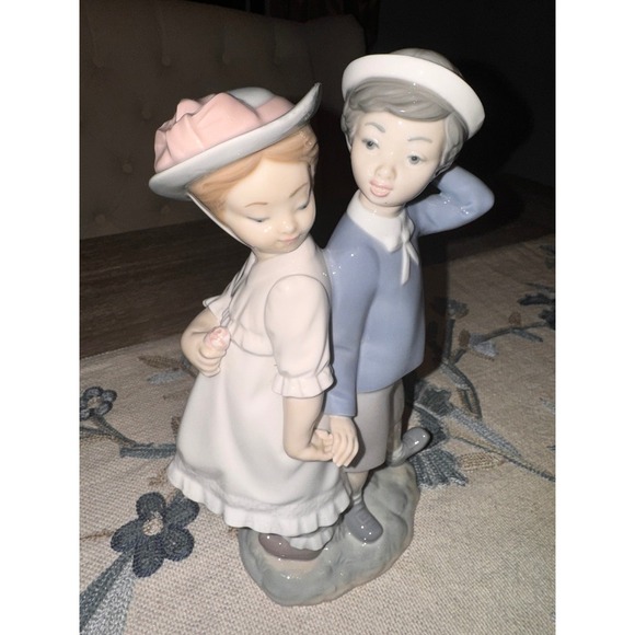 Lladro Figurine Boy and Girl with Gifts Hand Made in Spain Porcelain - Picture 3 of 5